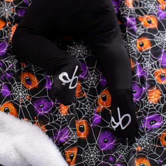 GOMEZ GLOW-IN-THE-DARK PLUSH THROW BLANKET!!! NIB - Picture 6 of 7